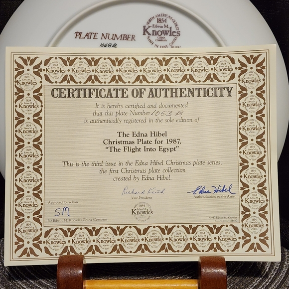 Christmas Collectors Plate- The Flight Into Egypt- Edna Hibel - Picture 4 of 5